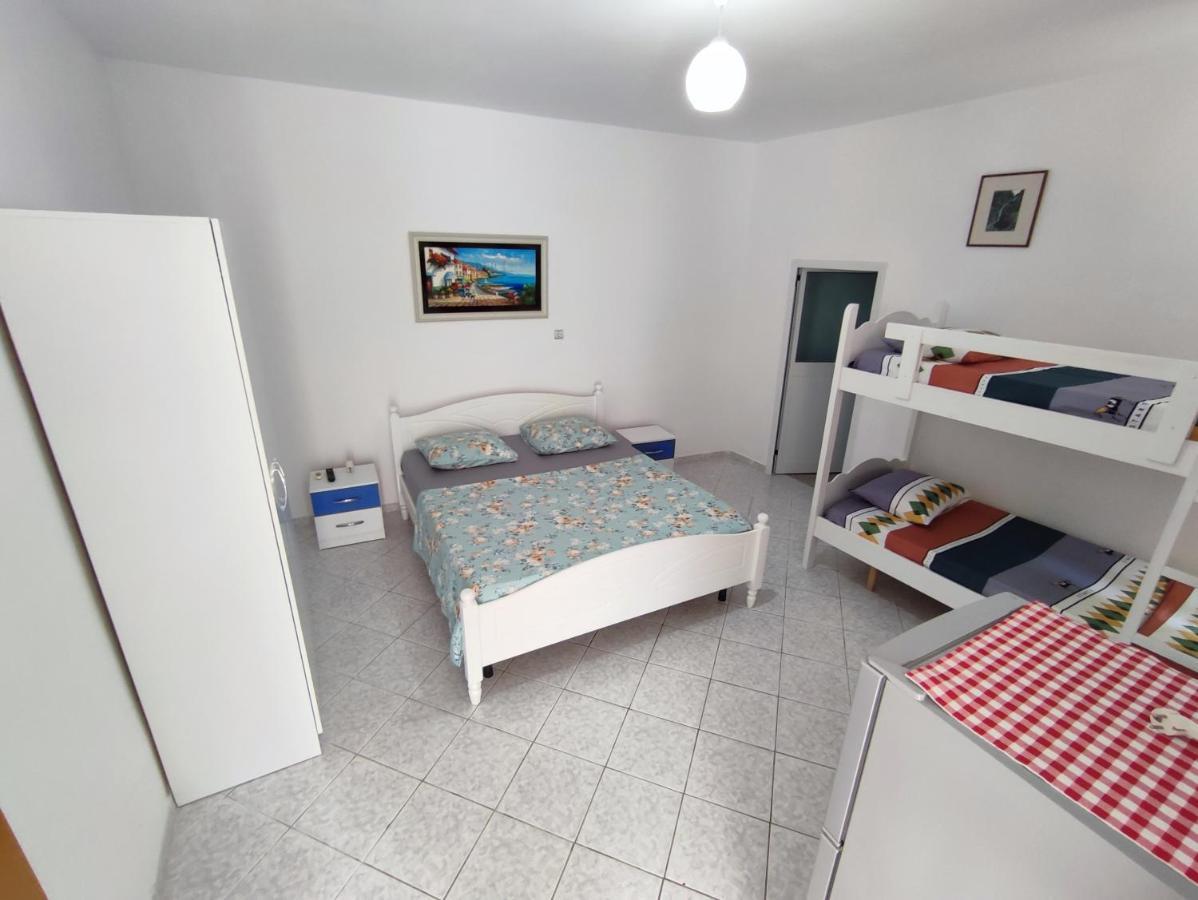 Beach Rooms Himare Bagian luar foto